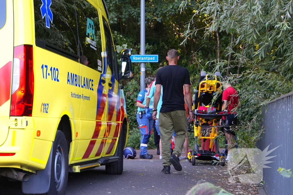 Twee scooterrijders met elkaar in botsing