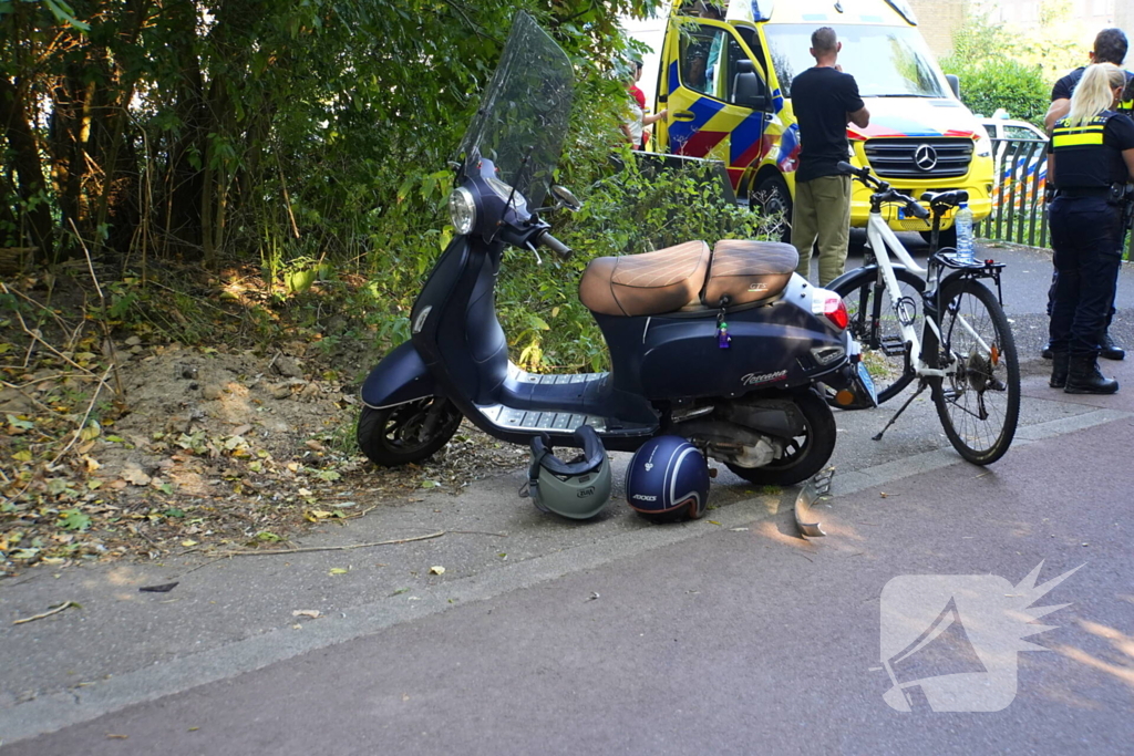 Twee scooterrijders met elkaar in botsing