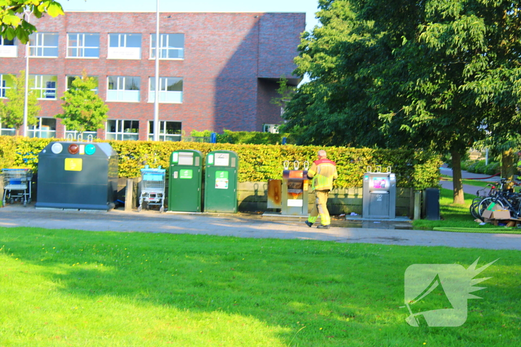 Brandweer blust brand in container