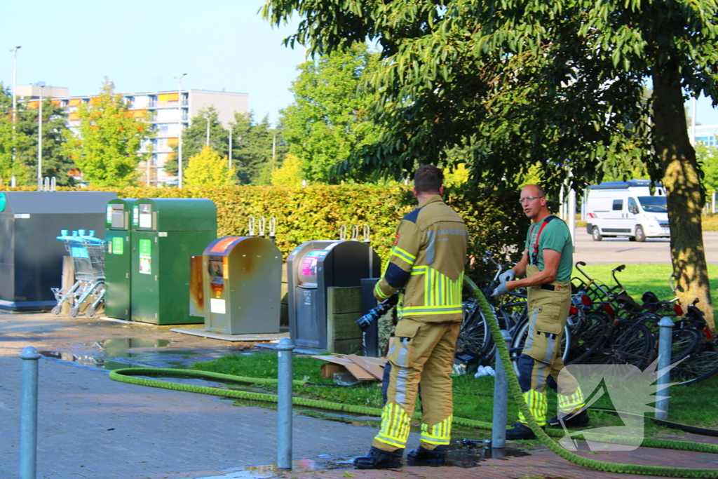 Brandweer blust brand in container