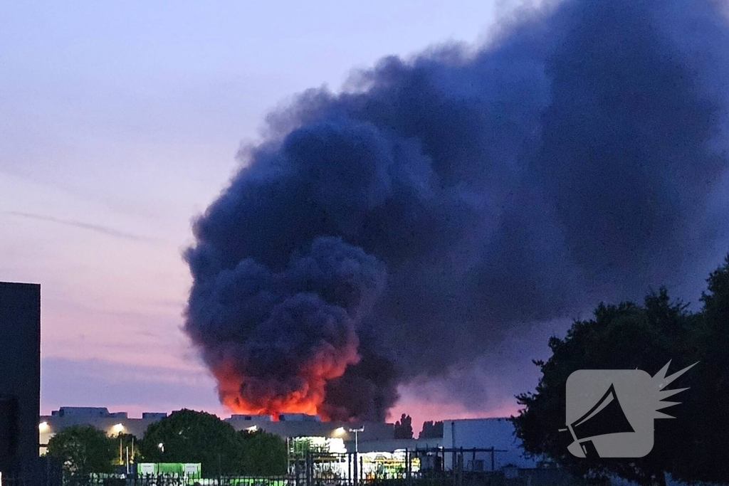 Zeer grote uitslaande brand in bedrijspand