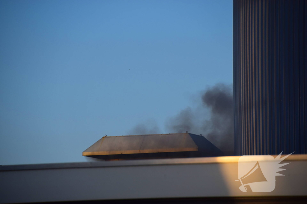 Brand in bedrijf veroorzaakt zwarte rookpluimen