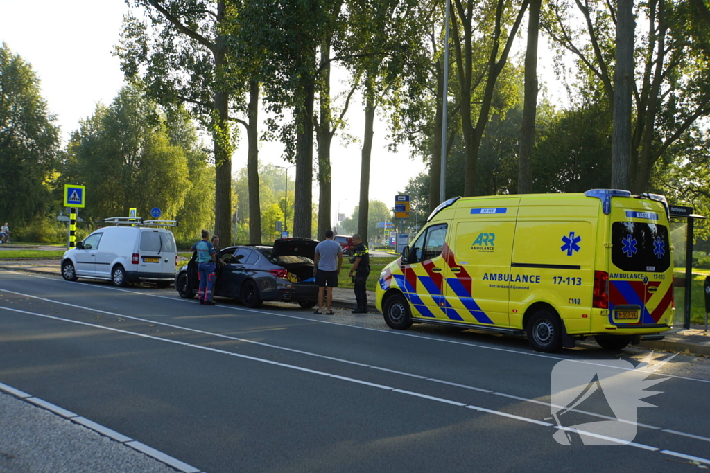 Bedrijfsbus en personenwagen in botsing