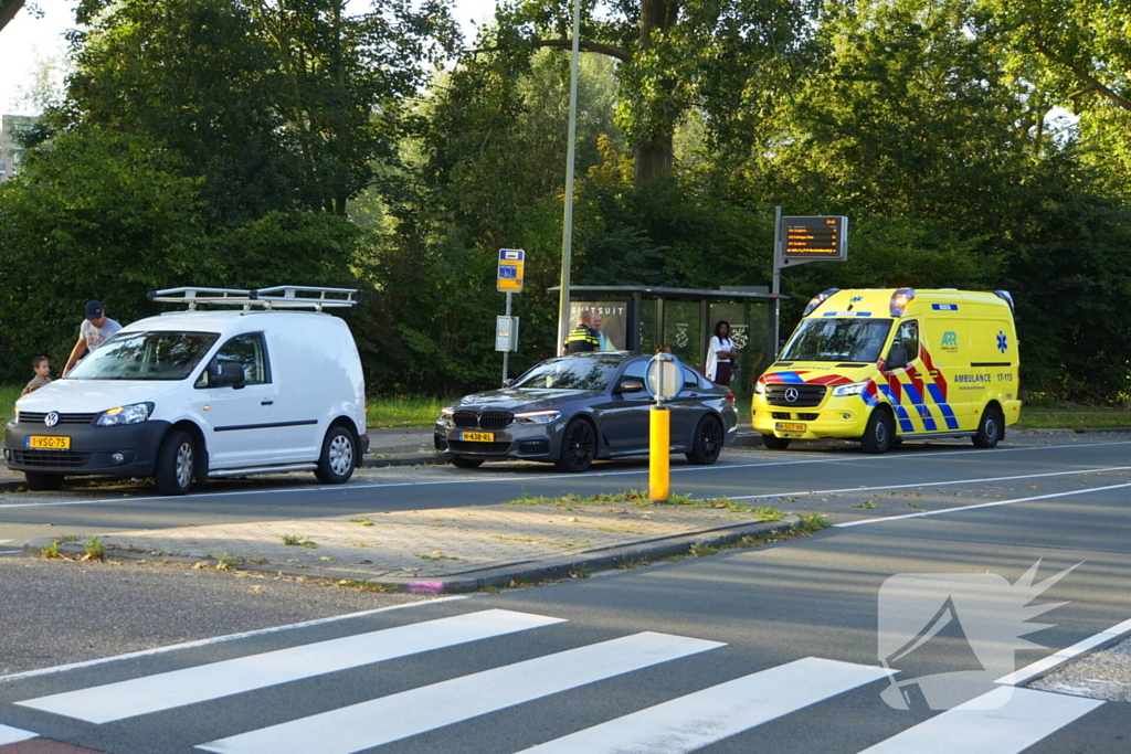 Bedrijfsbus en personenwagen in botsing