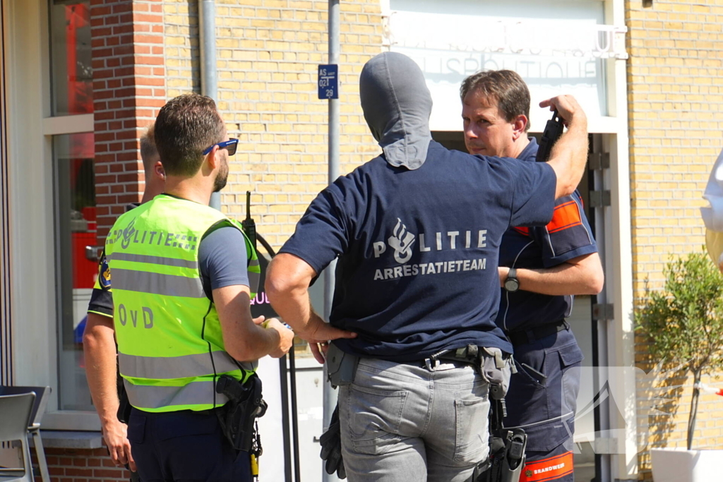 Arrestatieteam ingezet voor man op dak