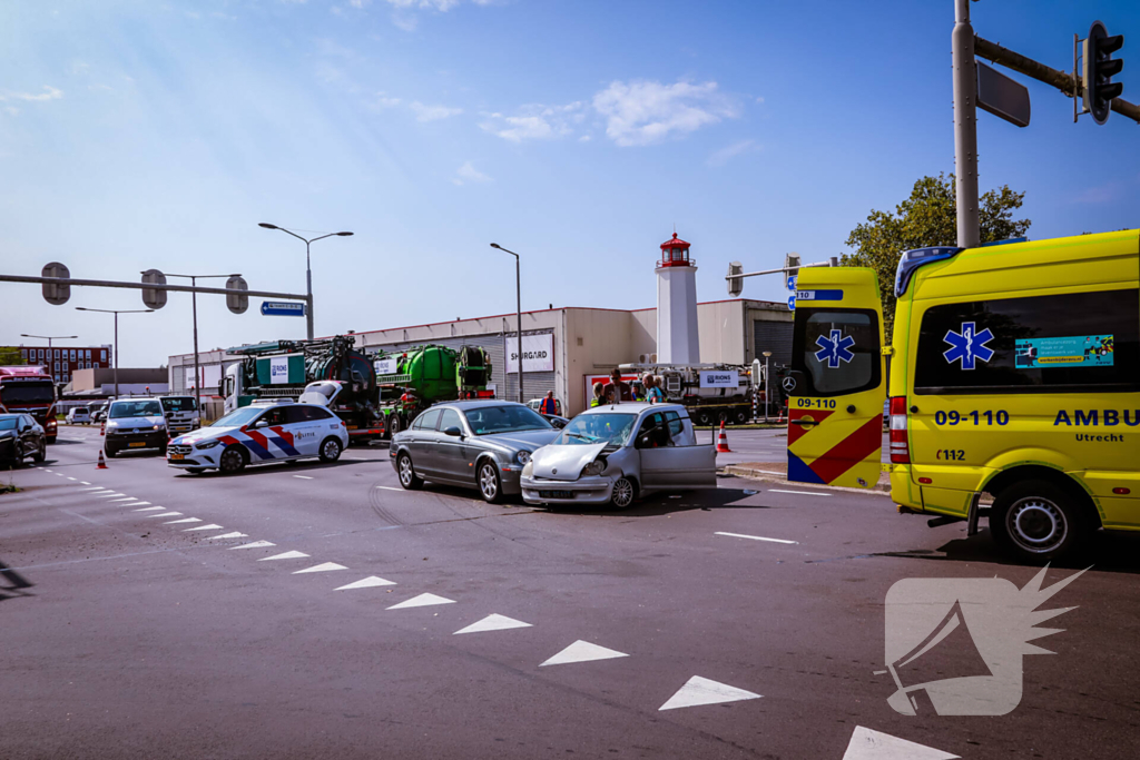 Personenwagen en brommobiel botsen op kruispun