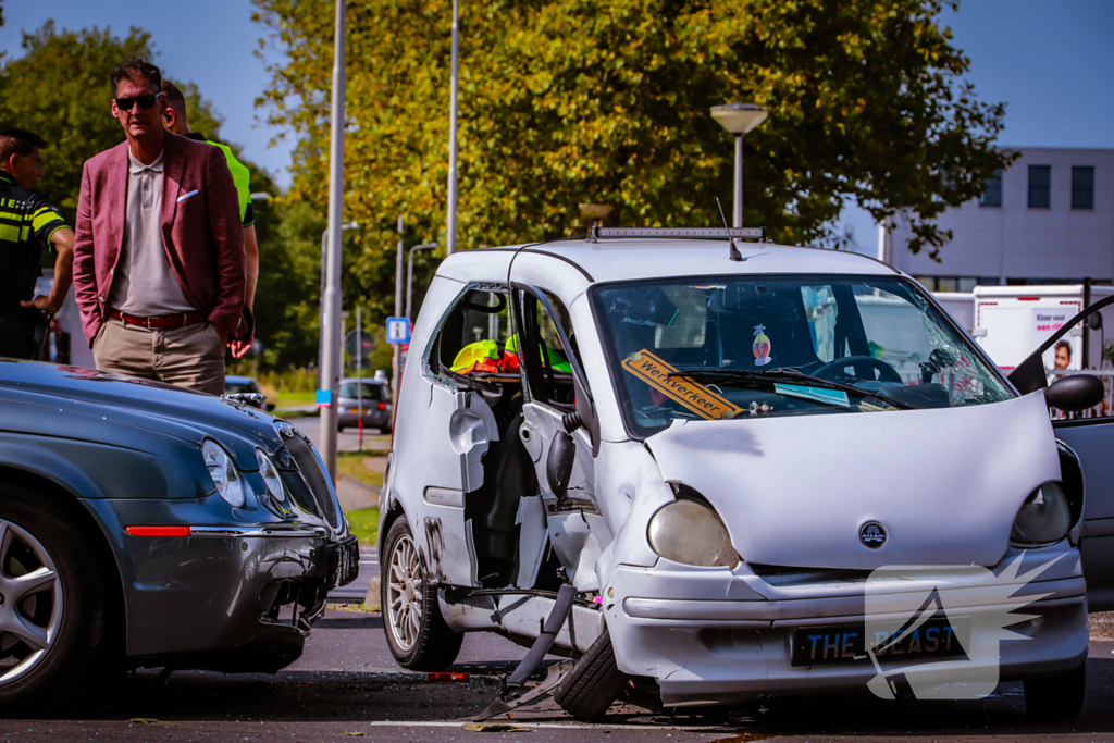 Personenwagen en brommobiel botsen op kruispun