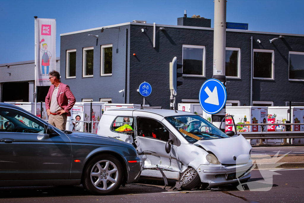 Personenwagen en brommobiel botsen op kruispun