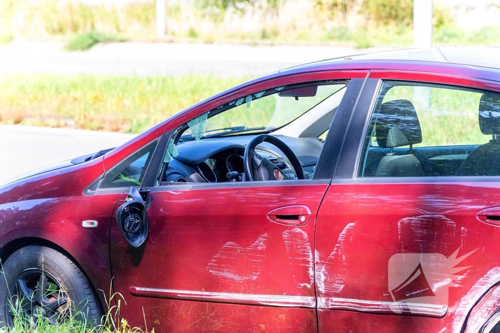 Automobilist verliest controle en belandt op zijkant