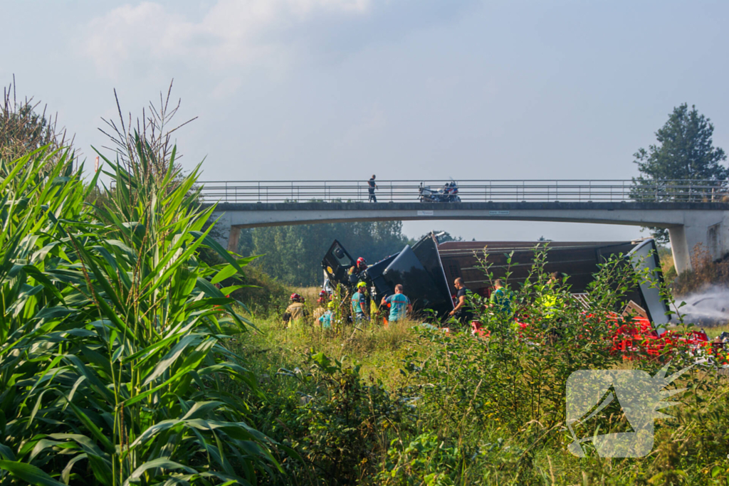 Frontale aanrijding tussen vrachtwagen en personenauto