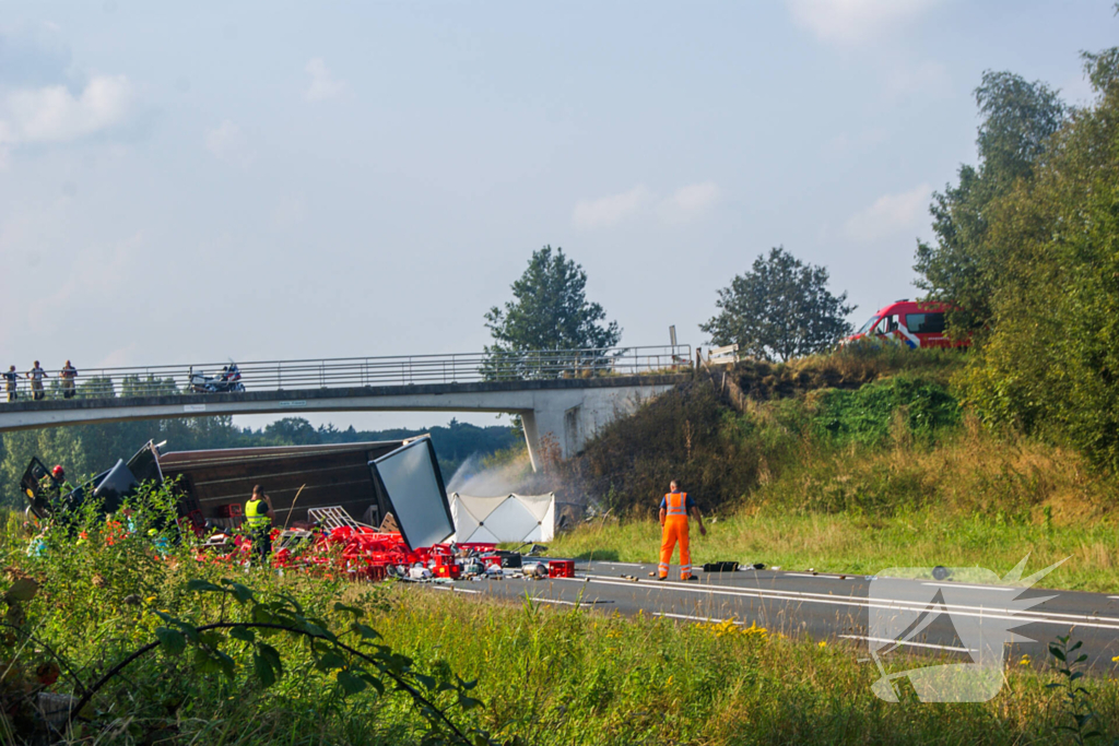 Frontale aanrijding tussen vrachtwagen en personenauto