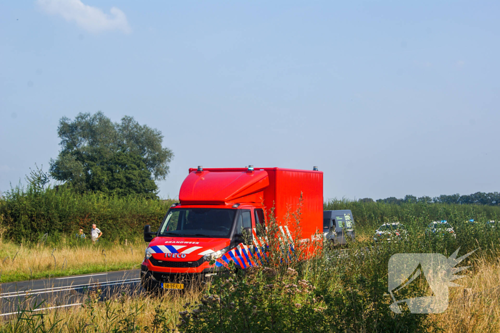 Frontale aanrijding tussen vrachtwagen en personenauto