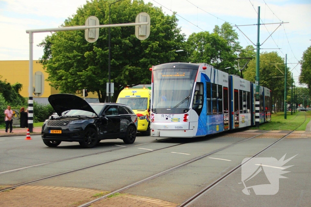 Schade na botsing tussen tram en auto