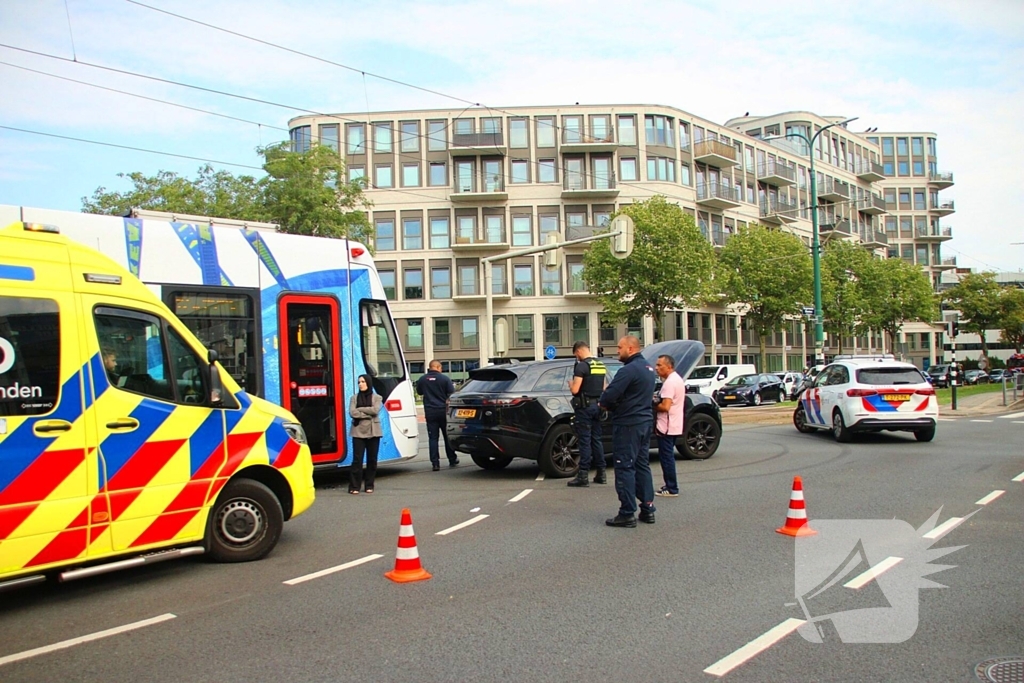 Schade na botsing tussen tram en auto