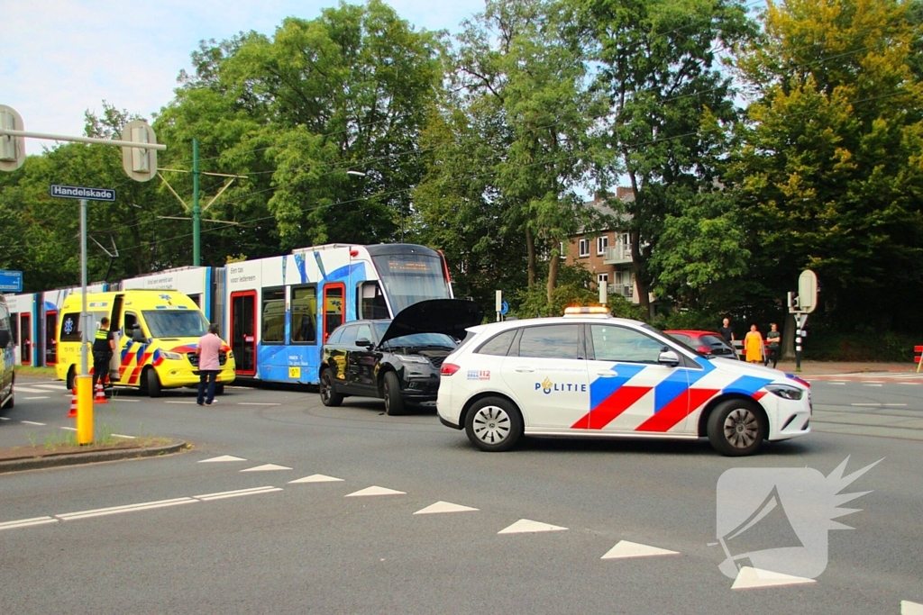 Schade na botsing tussen tram en auto