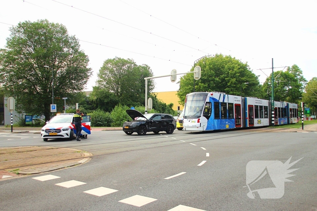 Schade na botsing tussen tram en auto