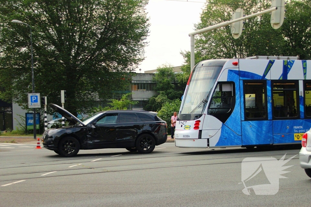 Schade na botsing tussen tram en auto