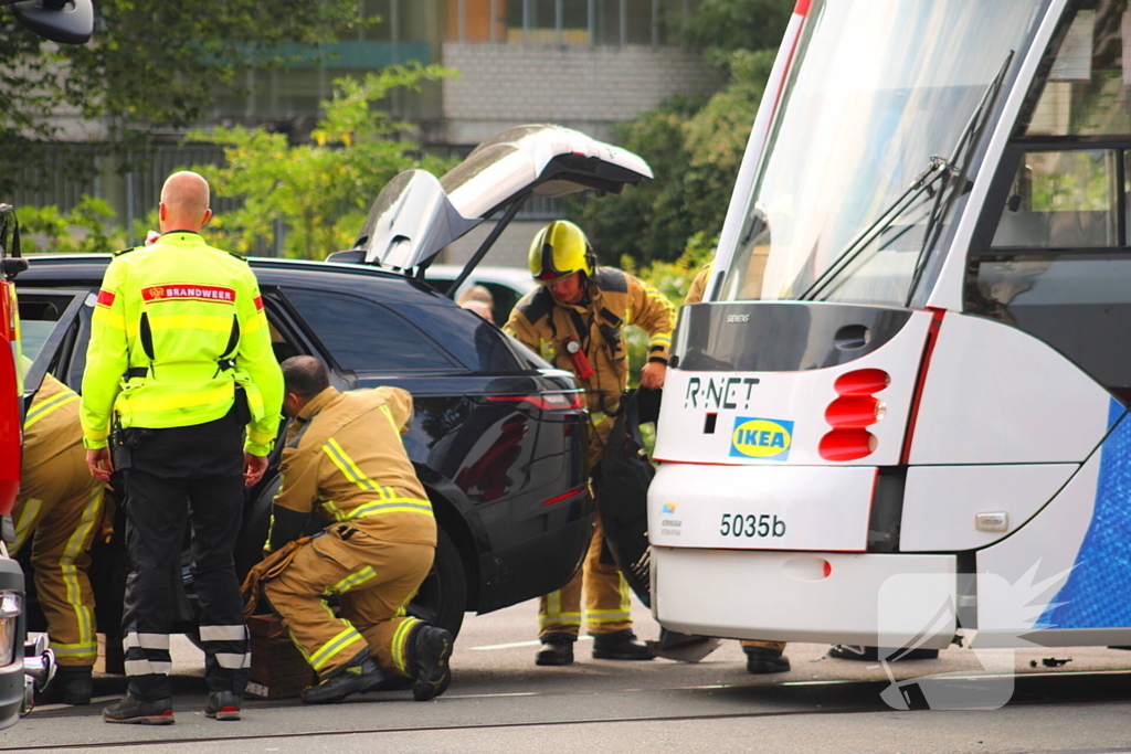 Schade na botsing tussen tram en auto