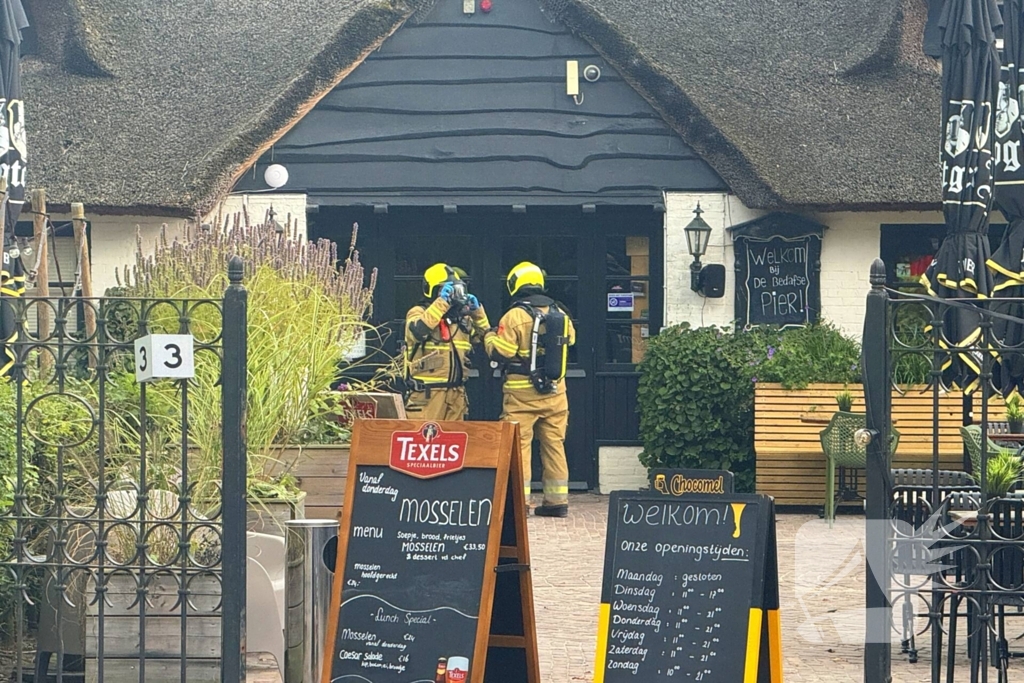 Brand in wasmand vol handdoeken bij restaurant