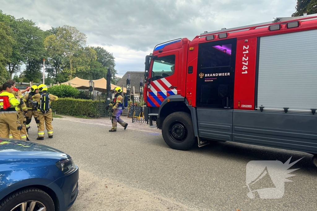 Brand in wasmand vol handdoeken bij restaurant