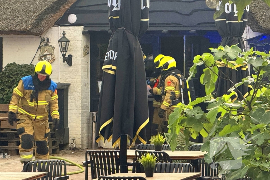 Brand in wasmand vol handdoeken bij restaurant