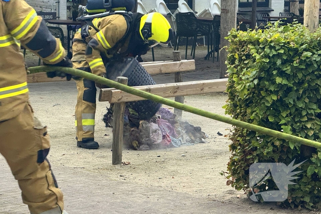 Brand in wasmand vol handdoeken bij restaurant