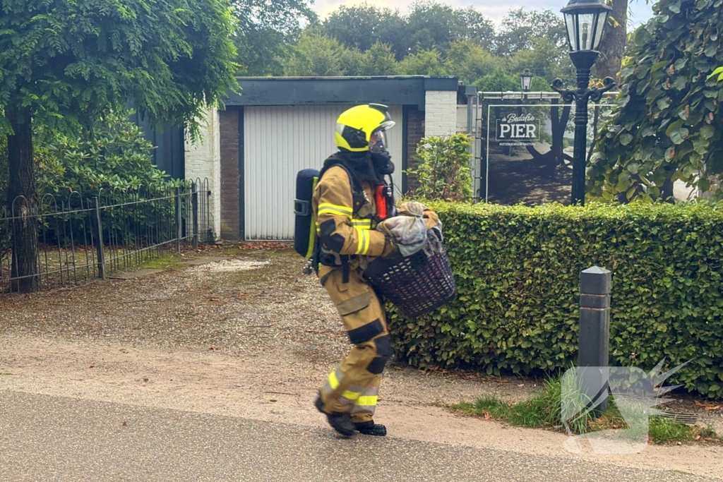 Brand in wasmand vol handdoeken bij restaurant