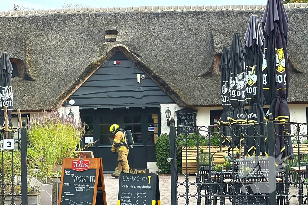 Brand in wasmand vol handdoeken bij restaurant