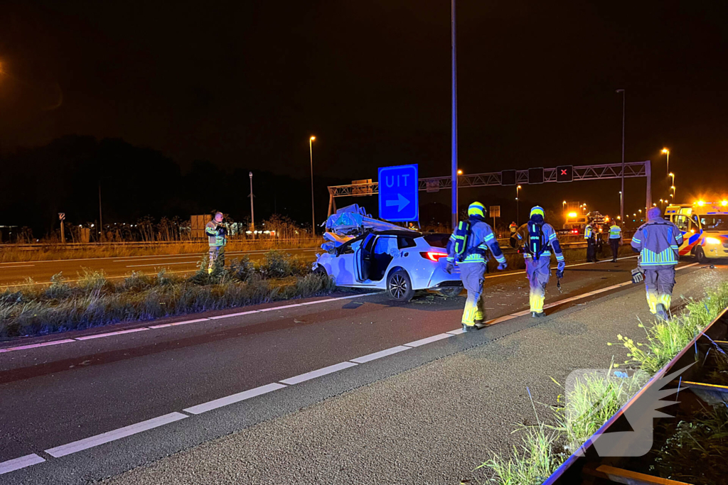 Auto klapt op rimpelbuisobstakelbeveiliger tijdens achtervolging