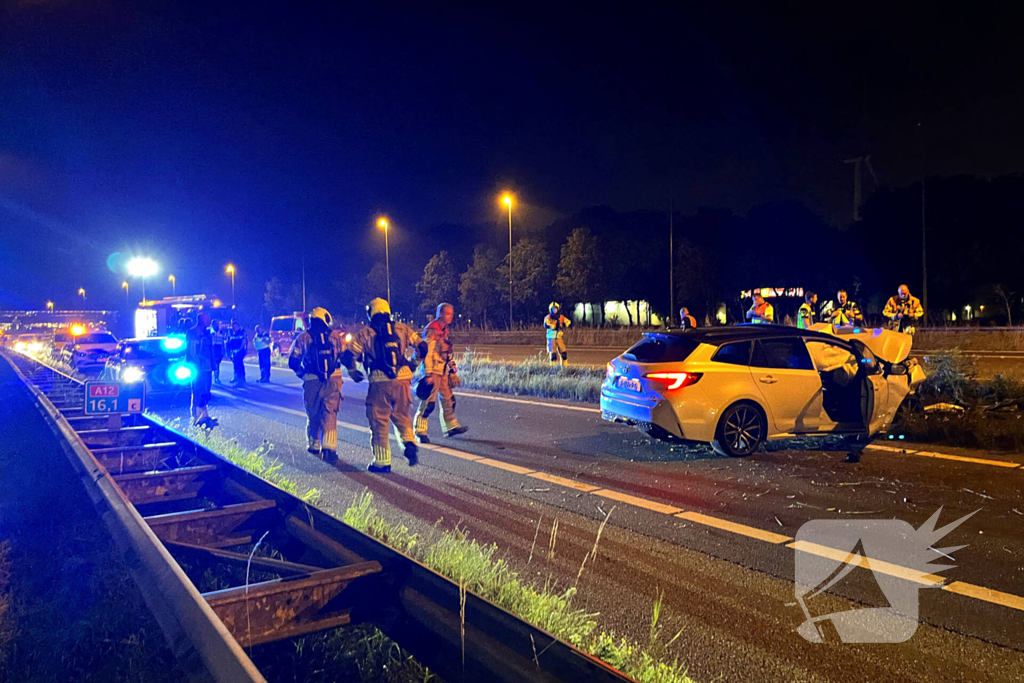 Auto klapt op rimpelbuisobstakelbeveiliger tijdens achtervolging