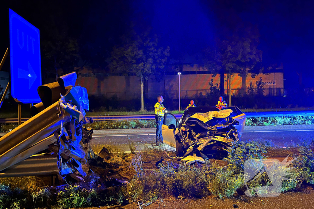 Auto klapt op rimpelbuisobstakelbeveiliger tijdens achtervolging