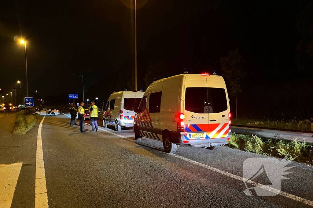 Auto klapt op rimpelbuisobstakelbeveiliger tijdens achtervolging