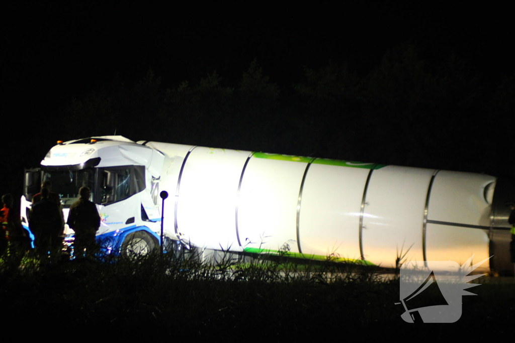 Melkwagen kantelt en verliest melk