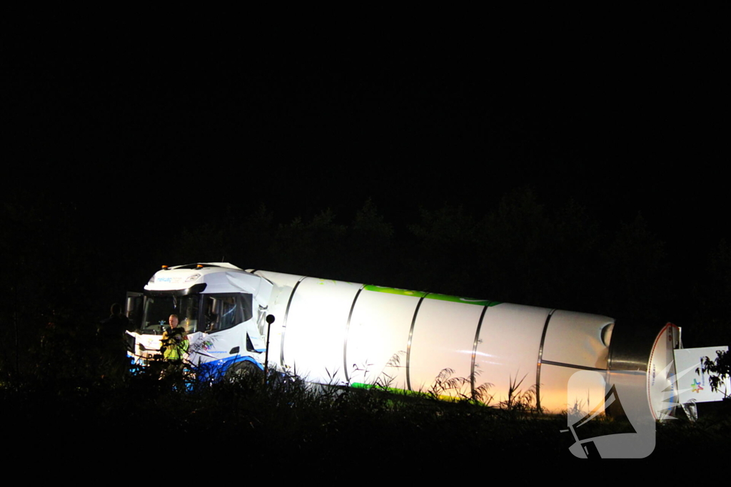 Melkwagen kantelt en verliest melk