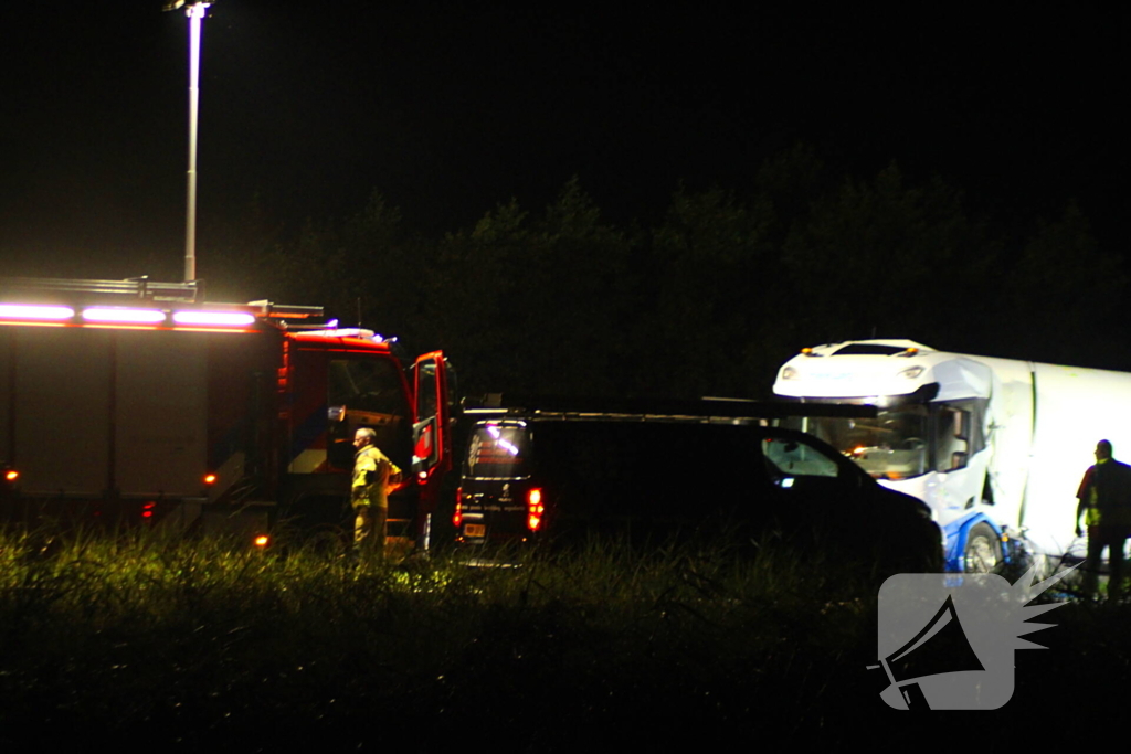 Melkwagen kantelt en verliest melk