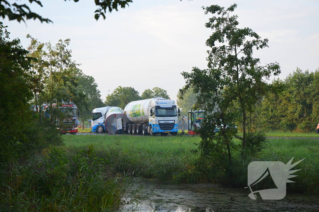 Melkwagen kantelt en verliest melk