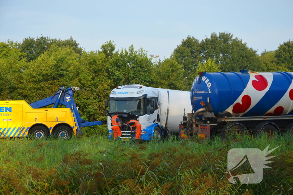 Melkwagen kantelt en verliest melk