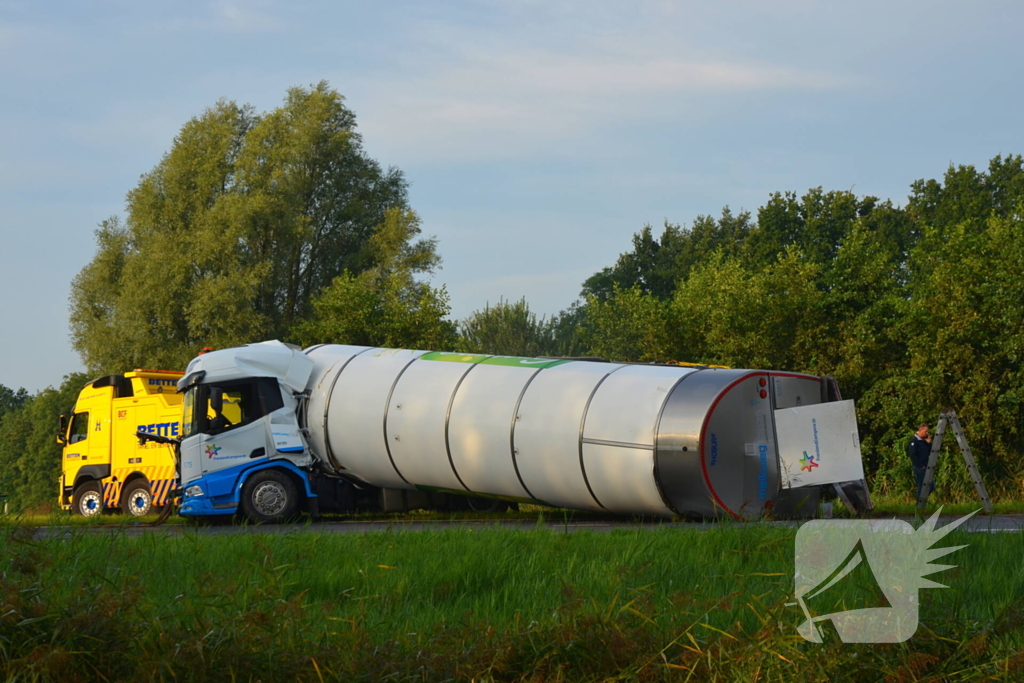 Melkwagen kantelt en verliest melk