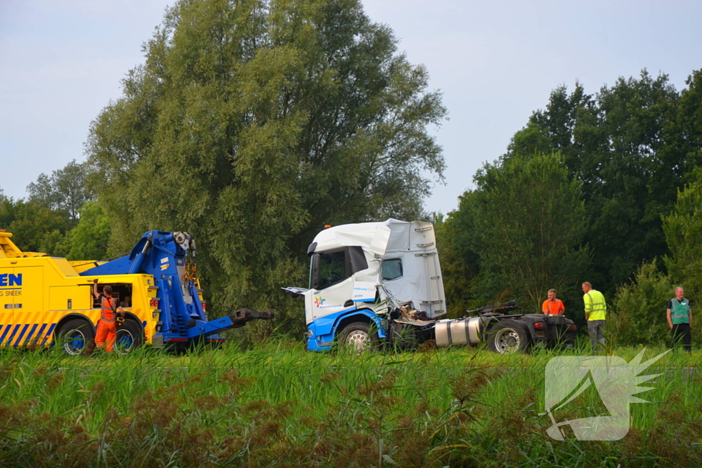 Melkwagen kantelt en verliest melk