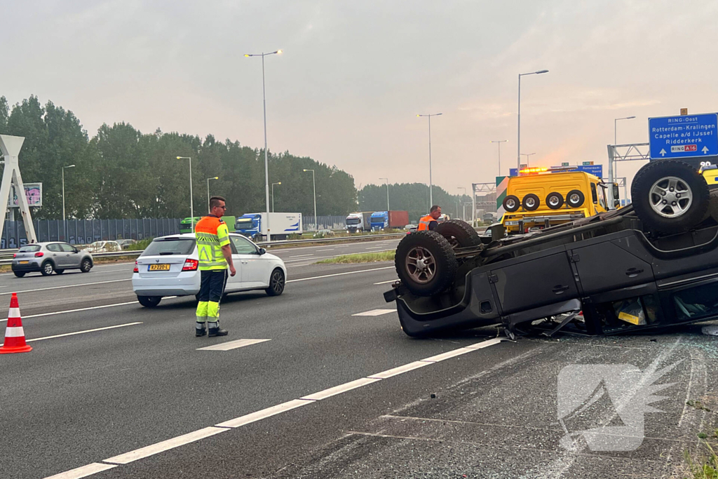 Auto zwaar beschadigd na ongeval op de snelweg