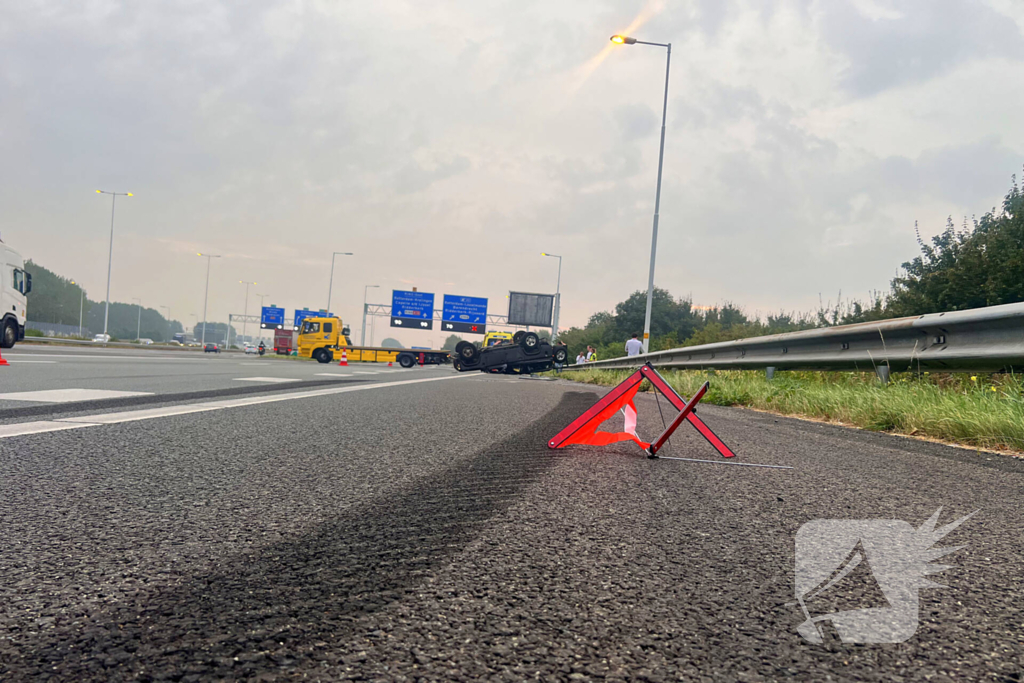 Auto zwaar beschadigd na ongeval op de snelweg