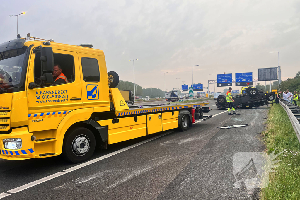 Auto zwaar beschadigd na ongeval op de snelweg