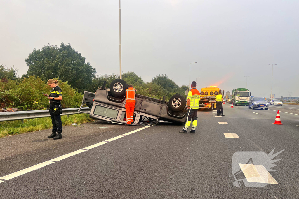 Auto zwaar beschadigd na ongeval op de snelweg