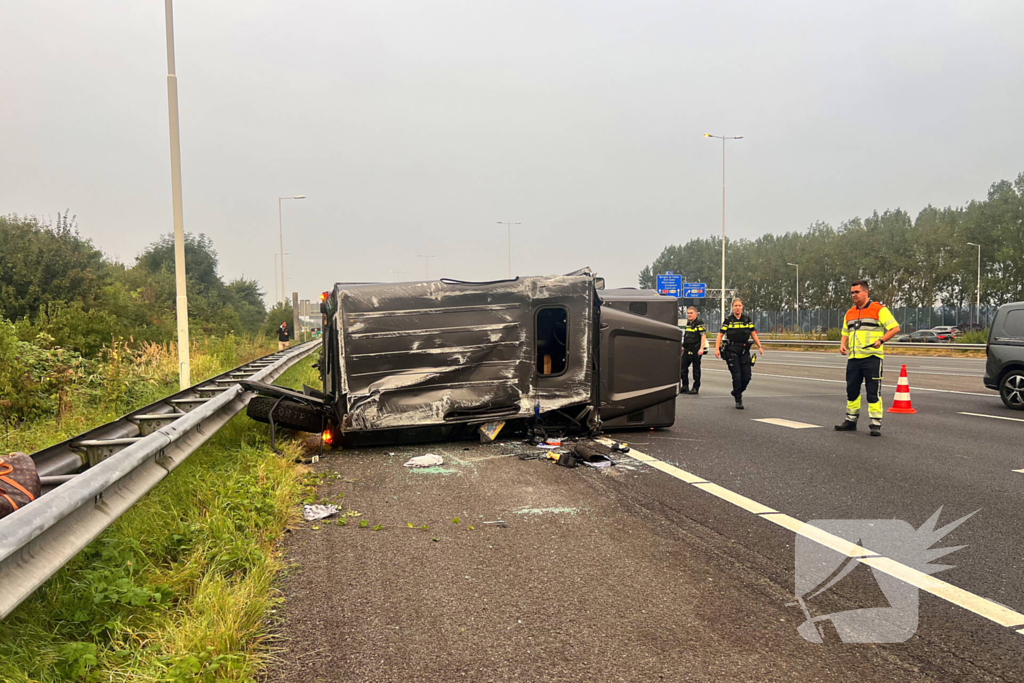 Auto zwaar beschadigd na ongeval op de snelweg