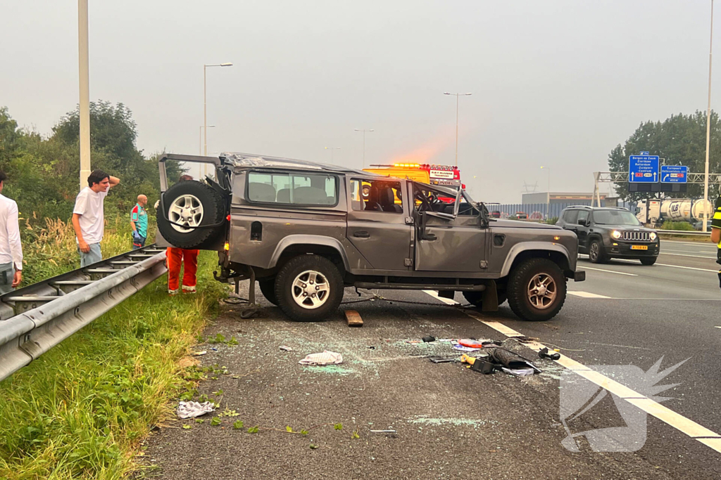 Auto zwaar beschadigd na ongeval op de snelweg