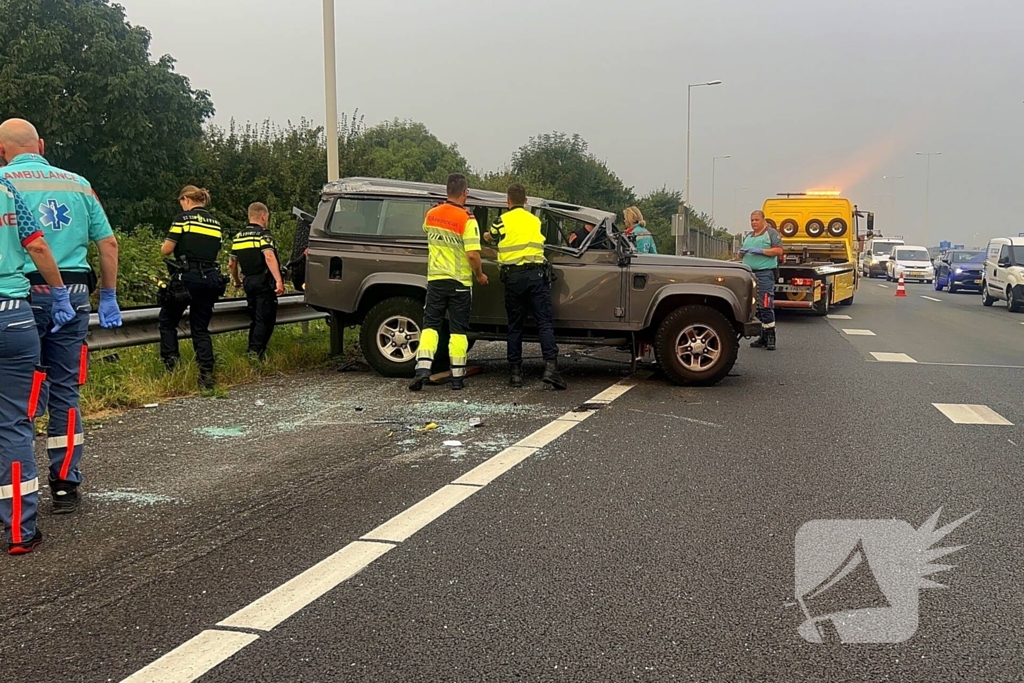 Auto zwaar beschadigd na ongeval op de snelweg