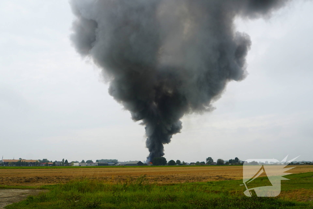 Rookontwikkeling bij zeer grote brand in loods