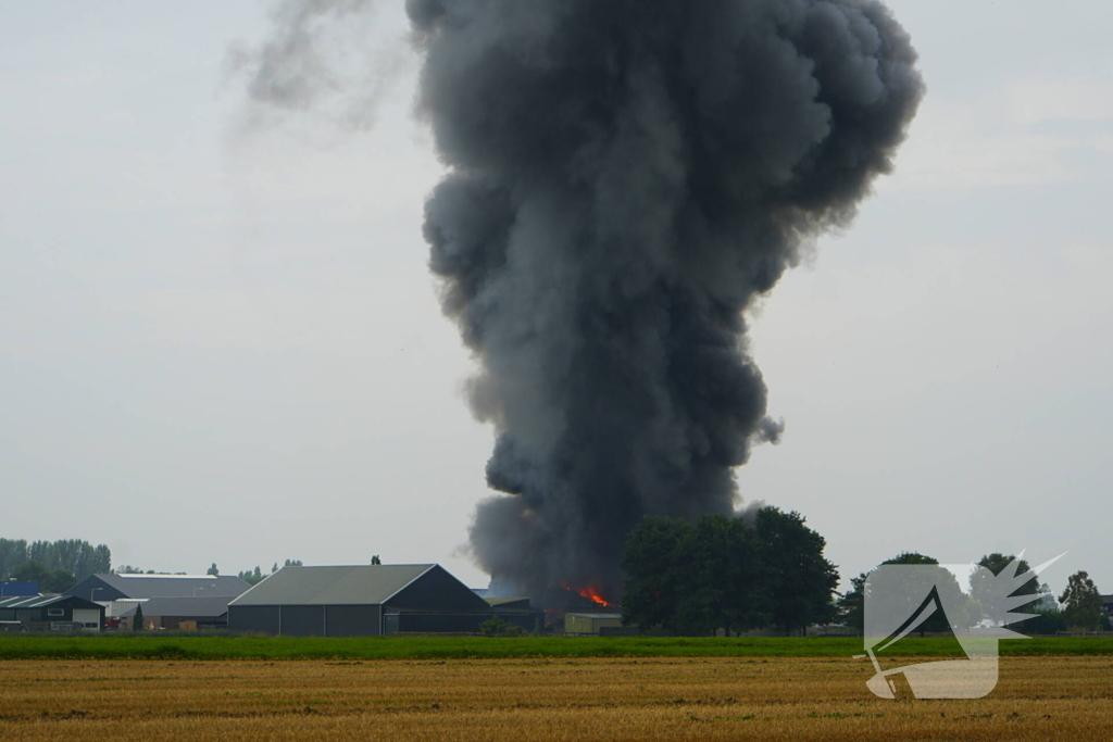 Rookontwikkeling bij zeer grote brand in loods