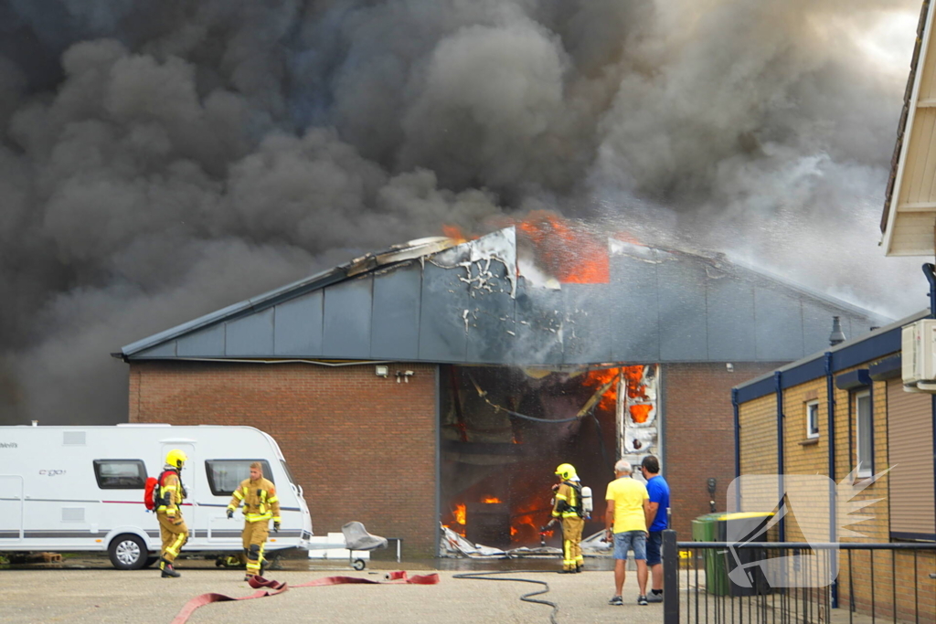 Rookontwikkeling bij zeer grote brand in loods