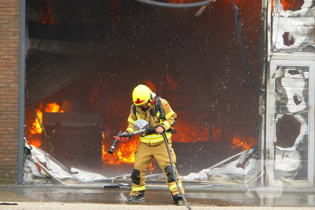 Rookontwikkeling bij zeer grote brand in loods